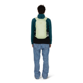 Osprey Daylite zaino compatto multiuso da 13 litri con spallacci in rete traspirante, scomparto principale con zip, tasche laterali in rete e cinghia sternale vista laterale per outdoor ed uso quotidiano su Backpacco