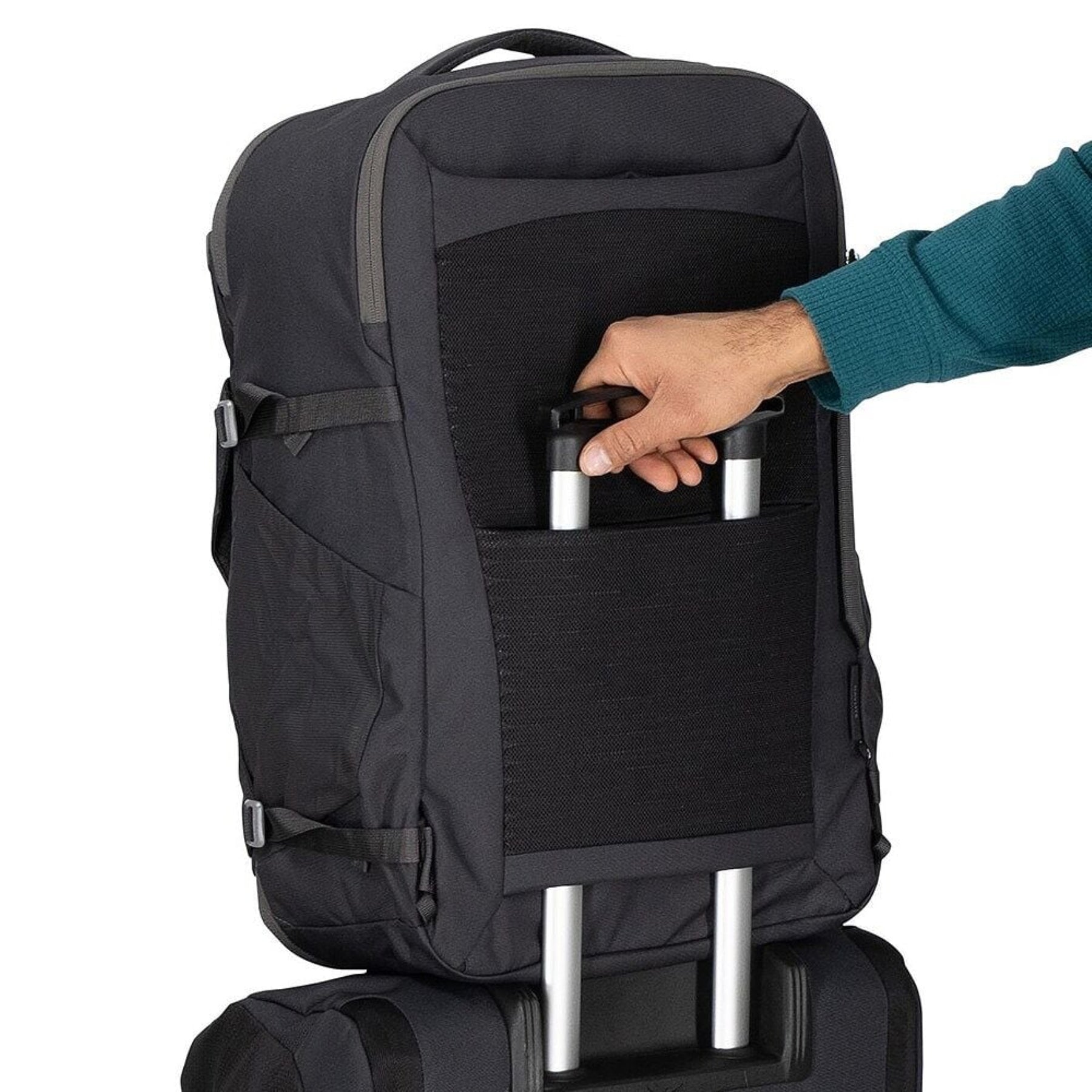 OSPREY DAYLITE CARRY-ON TRAVEL PACK 44 Zaino da viaggio da 44 Litri per bagaglio a mano. In tessuto sostenibile e resistente, con apertura a valigia, scomparto imbottito per laptop e cintura in vita rimovibile per viaggi aerei.
