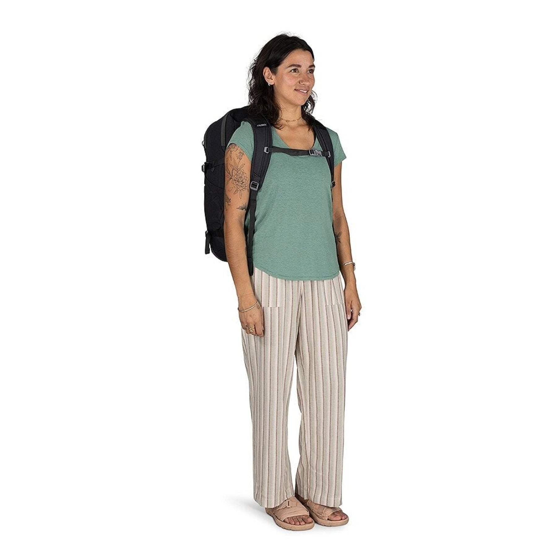 OSPREY DAYLITE CARRY-ON TRAVEL PACK 44 Zaino da viaggio da 44 Litri per bagaglio a mano. In tessuto sostenibile e resistente, con apertura a valigia, scomparto imbottito per laptop e cintura in vita rimovibile per viaggi aerei.