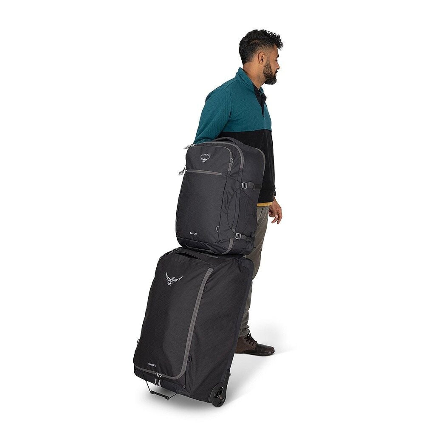 OSPREY DAYLITE CARRY-ON TRAVEL PACK 44 Zaino da viaggio da 44 Litri per bagaglio a mano. In tessuto sostenibile e resistente, con apertura a valigia, scomparto imbottito per laptop e cintura in vita rimovibile per viaggi aerei.