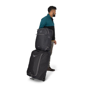 OSPREY DAYLITE CARRY-ON TRAVEL PACK 44 Zaino da viaggio da 44 Litri per bagaglio a mano. In tessuto sostenibile e resistente, con apertura a valigia, scomparto imbottito per laptop e cintura in vita rimovibile per viaggi aerei.