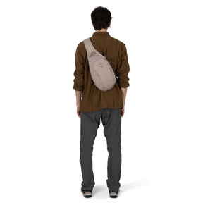 Osprey Daylite Driftshade Sling zaino monospalla compatto da 5 litri in tessuto testurizzato con tracolla singola imbottita in rete traspirante, scomparto principale e tasca frontale con zip per viaggi, tempo libero ed everyday carry