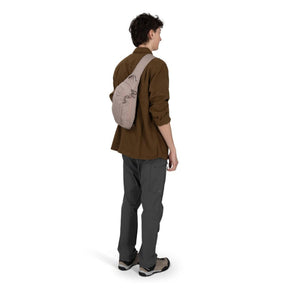 Osprey Daylite Driftshade Sling zaino monospalla compatto da 5 litri in tessuto testurizzato con tracolla singola imbottita in rete traspirante, scomparto principale e tasca frontale con zip per viaggi, tempo libero ed everyday carry