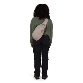 Osprey Daylite Driftshade Sling zaino monospalla compatto da 5 litri in tessuto testurizzato con tracolla singola imbottita in rete traspirante, scomparto principale e tasca frontale con zip per viaggi, tempo libero ed everyday carry
