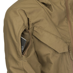Helikon-Tex Pilgrim Anorak: tasca sul petto con zip (dettaglio)