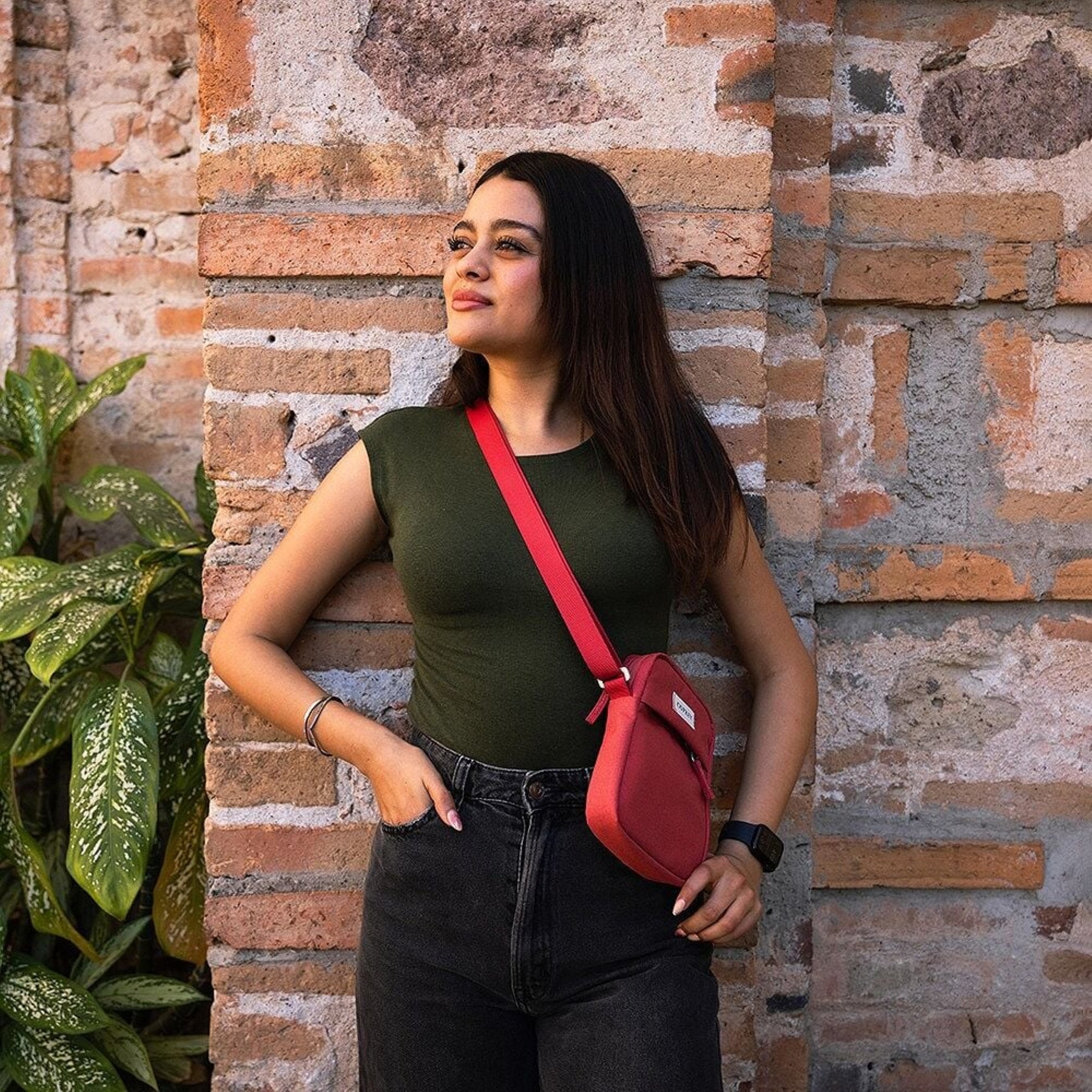 Borsello a tracolla Osprey Arcane Small Crossbody da 1.5 litri, design compatto per il trasporto di piccoli oggetti (EDC), con tracolla regolabile e logo Osprey.