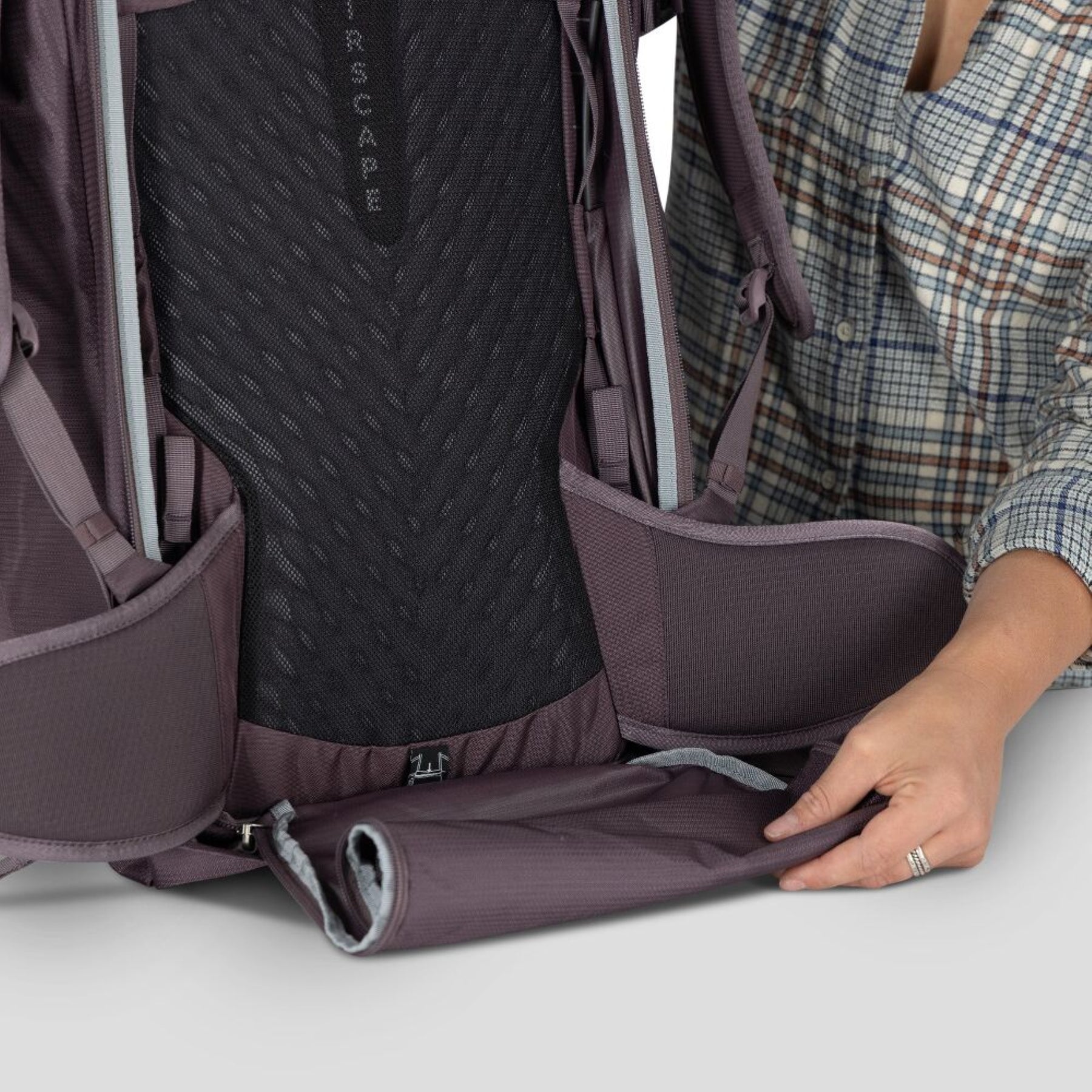 Osprey Fairview 40 Travel Pack zaino da viaggio donna da 40L con cinghie di compressione StraightJacket schienale regolabile e maniglia laterale per trekking e bagaglio a mano
