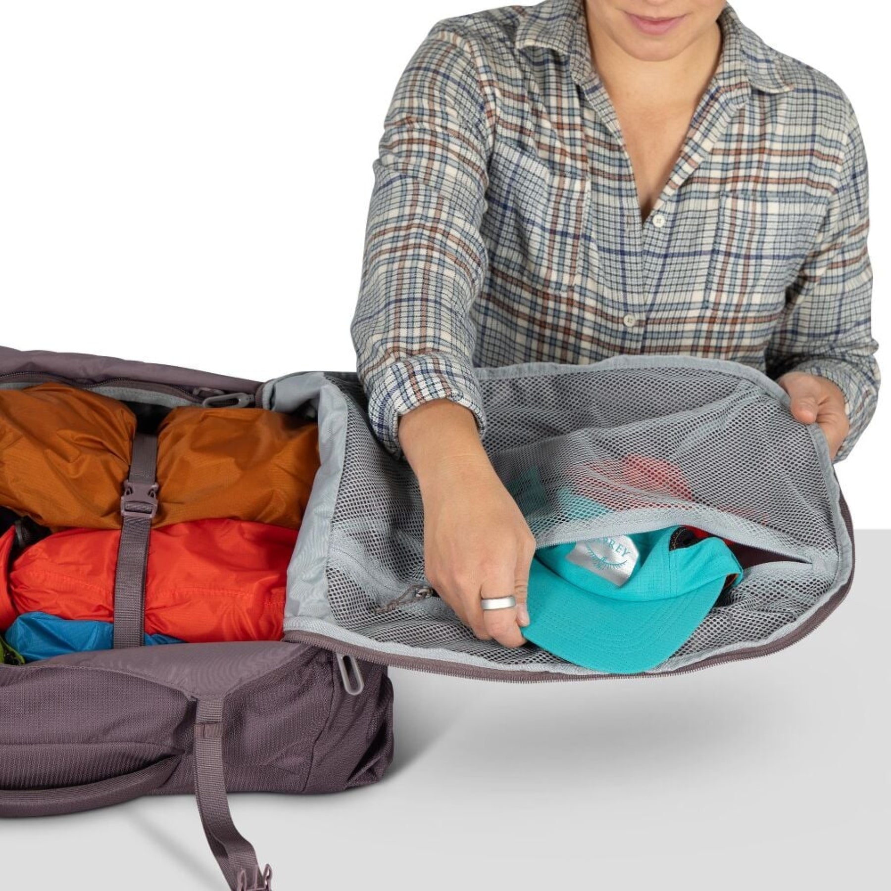 Osprey Fairview 40 Travel Pack zaino da viaggio donna da 40L con cinghie di compressione StraightJacket schienale regolabile e maniglia laterale per trekking e bagaglio a mano