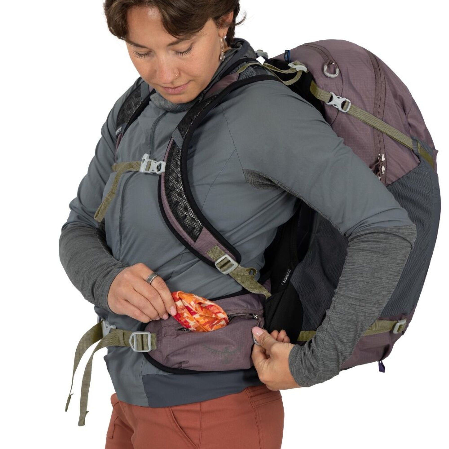 Osprey Hikelite 28 zaino da trekking da 28 litri con schienale ventilato AirSpeed in rete sospesa, tasca frontale shove-it, cintura imbottita con tasche, cinghie di compressione e copertura antipioggia integrata. Zaino tecnico per escursionismo giornaliero e outdoor.