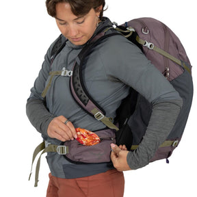 Osprey Hikelite 28 zaino da trekking da 28 litri con schienale ventilato AirSpeed in rete sospesa, tasca frontale shove-it, cintura imbottita con tasche, cinghie di compressione e copertura antipioggia integrata. Zaino tecnico per escursionismo giornaliero e outdoor.