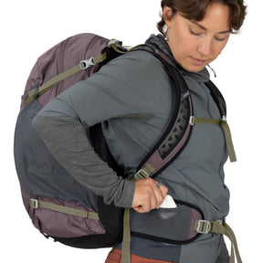 Osprey Hikelite 28 zaino da trekking da 28 litri con schienale ventilato AirSpeed in rete sospesa, tasca frontale shove-it, cintura imbottita con tasche, cinghie di compressione e copertura antipioggia integrata. Zaino tecnico per escursionismo giornaliero e outdoor.