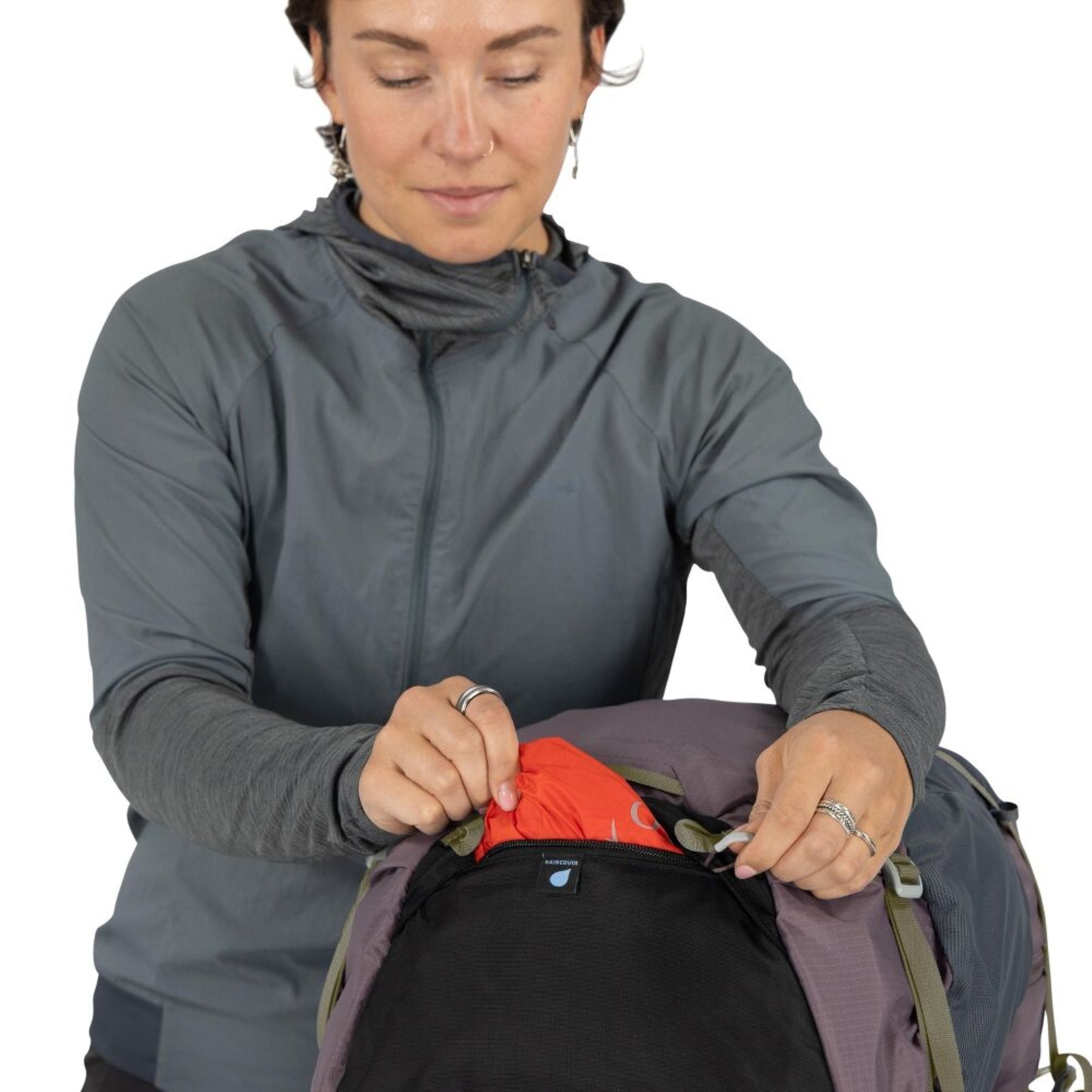 Osprey Hikelite 28 zaino da trekking da 28 litri con schienale ventilato AirSpeed in rete sospesa, tasca frontale shove-it, cintura imbottita con tasche, cinghie di compressione e copertura antipioggia integrata. Zaino tecnico per escursionismo giornaliero e outdoor.