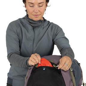 Osprey Hikelite 28 zaino da trekking da 28 litri con schienale ventilato AirSpeed in rete sospesa, tasca frontale shove-it, cintura imbottita con tasche, cinghie di compressione e copertura antipioggia integrata. Zaino tecnico per escursionismo giornaliero e outdoor.