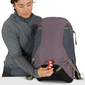 Osprey Hikelite 28 zaino da trekking da 28 litri con schienale ventilato AirSpeed in rete sospesa, tasca frontale shove-it, cintura imbottita con tasche, cinghie di compressione e copertura antipioggia integrata. Zaino tecnico per escursionismo giornaliero e outdoor.