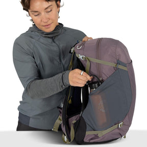 Osprey Hikelite 28 zaino da trekking da 28 litri con schienale ventilato AirSpeed in rete sospesa, tasca frontale shove-it, cintura imbottita con tasche, cinghie di compressione e copertura antipioggia integrata. Zaino tecnico per escursionismo giornaliero e outdoor.
