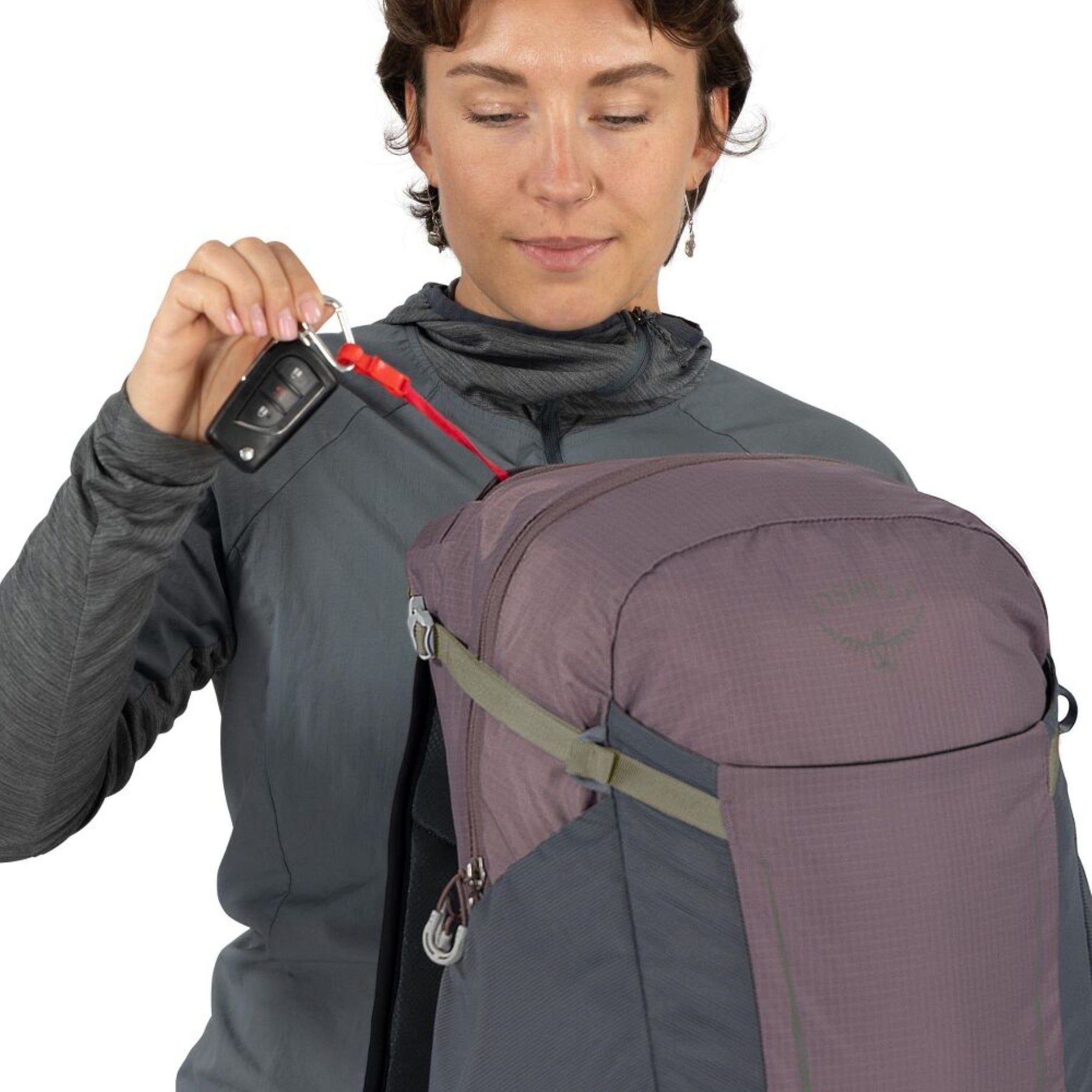Osprey Hikelite 28 zaino da trekking da 28 litri con schienale ventilato AirSpeed in rete sospesa, tasca frontale shove-it, cintura imbottita con tasche, cinghie di compressione e copertura antipioggia integrata. Zaino tecnico per escursionismo giornaliero e outdoor.