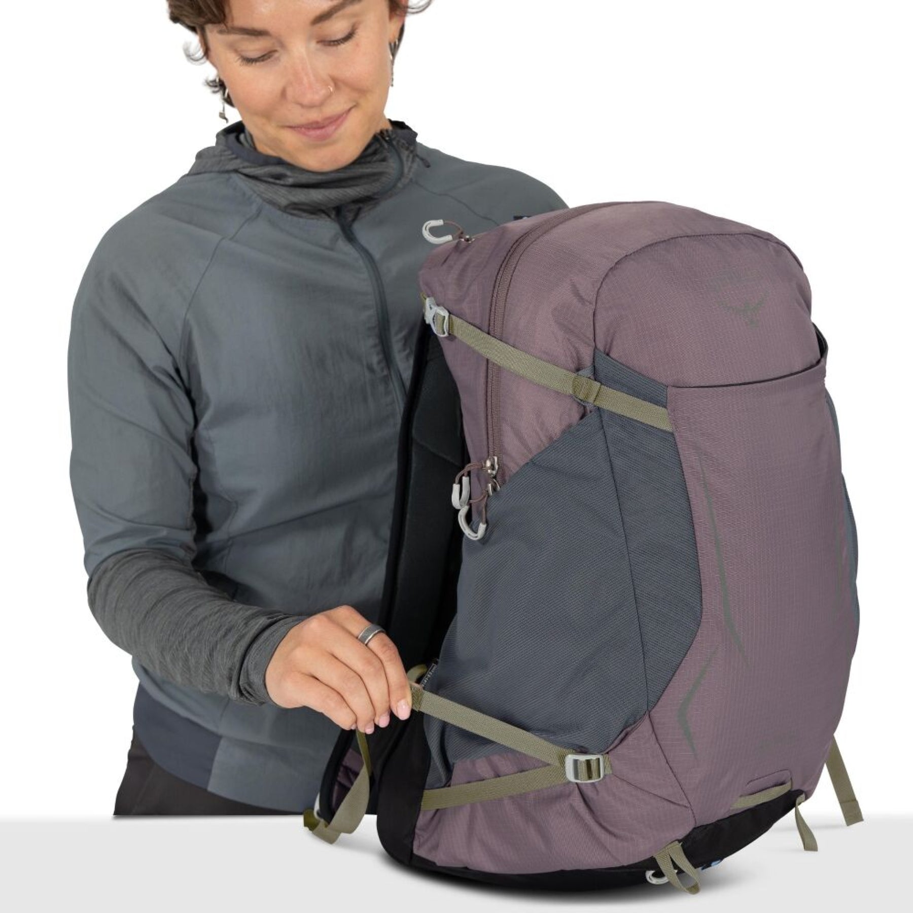 Osprey Hikelite 28 zaino da trekking da 28 litri con schienale ventilato AirSpeed in rete sospesa, tasca frontale shove-it, cintura imbottita con tasche, cinghie di compressione e copertura antipioggia integrata. Zaino tecnico per escursionismo giornaliero e outdoor.