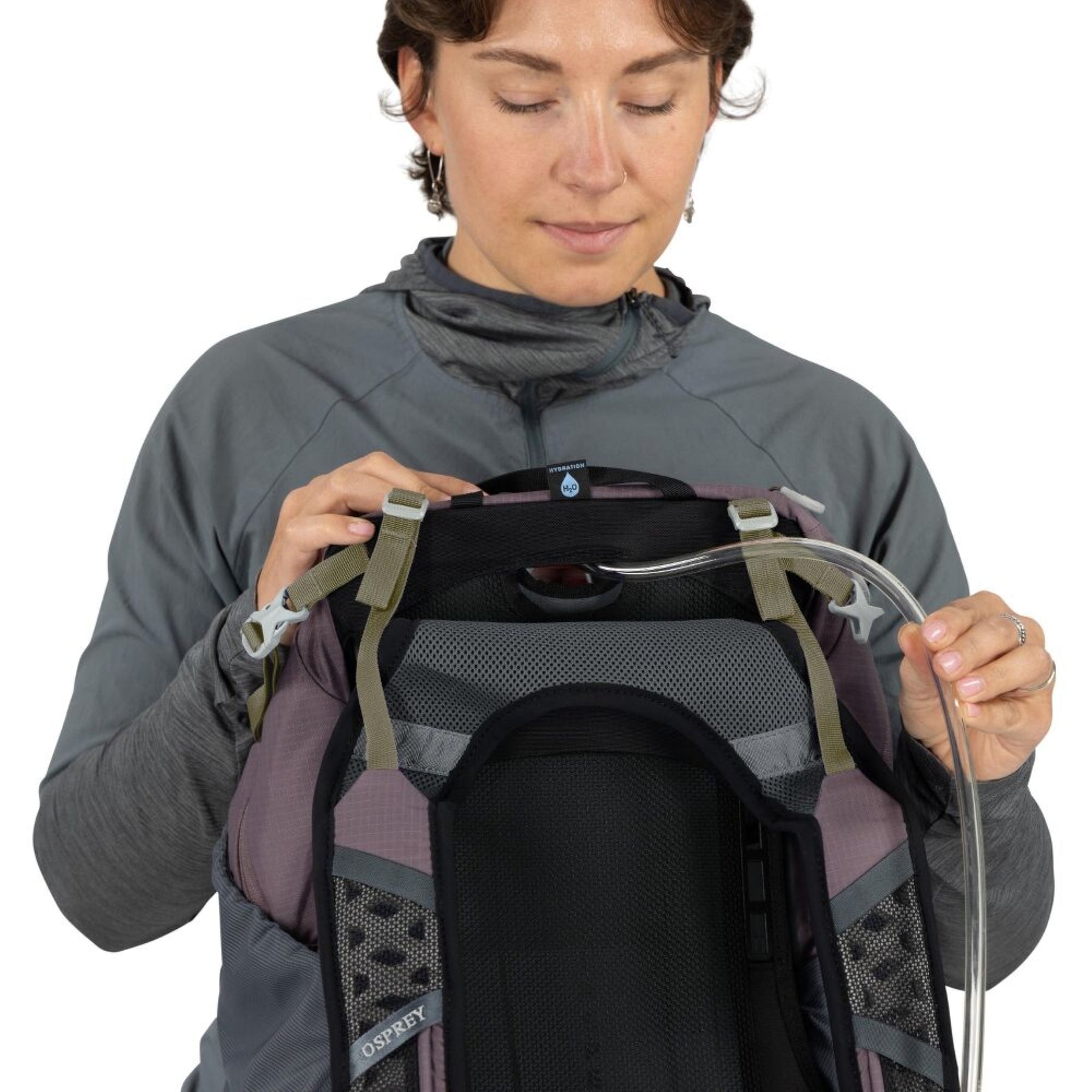 Osprey Hikelite 28 zaino da trekking da 28 litri con schienale ventilato AirSpeed in rete sospesa, tasca frontale shove-it, cintura imbottita con tasche, cinghie di compressione e copertura antipioggia integrata. Zaino tecnico per escursionismo giornaliero e outdoor.