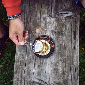 Esbit Alcohol Burner fornello ad alcool compatto in ottone con tappo a vite ermetico, guarnizione in gomma e regolatore di fiamma con manico pieghevole per cucina da campo, trekking, campeggio e bushcraft