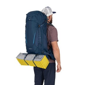 Osprey Kestrel 38 zaino uomo da trekking e hiking da 38 litri con schienale regolabile e traspirante AirScape, raincover integrata, scomparto inferiore per sacco a pelo, attacco bastoncini Stow-on-the-Go, cinghie di compressione e tasche con zip sulla cintura ventrale per escursioni.