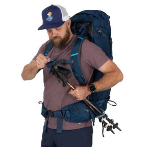Osprey Kestrel 38 zaino uomo da trekking e hiking da 38 litri con schienale regolabile e traspirante AirScape, raincover integrata, scomparto inferiore per sacco a pelo, attacco bastoncini Stow-on-the-Go, cinghie di compressione e tasche con zip sulla cintura ventrale per escursioni.