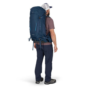 Osprey Kestrel 38 zaino uomo da trekking e hiking da 38 litri con schienale regolabile e traspirante AirScape, raincover integrata, scomparto inferiore per sacco a pelo, attacco bastoncini Stow-on-the-Go, cinghie di compressione e tasche con zip sulla cintura ventrale per escursioni.