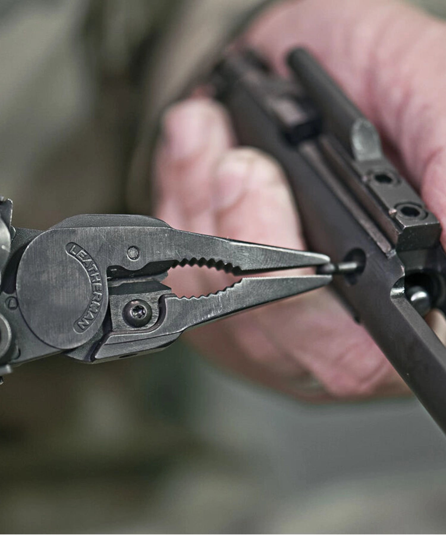 La Leatherman MUT mentre sfila un perno