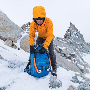 OSPREY Mutant 22 Zaino da alpinismo e arrampicata in Nylon riciclato 210D ad alta tenacità con rivestimento DWR. Leggero, 650g, schienale antineve, sistema ToolLock doppio per piccozze, cinturone rimovibile e porta corda interno per missioni veloci di un giorno.