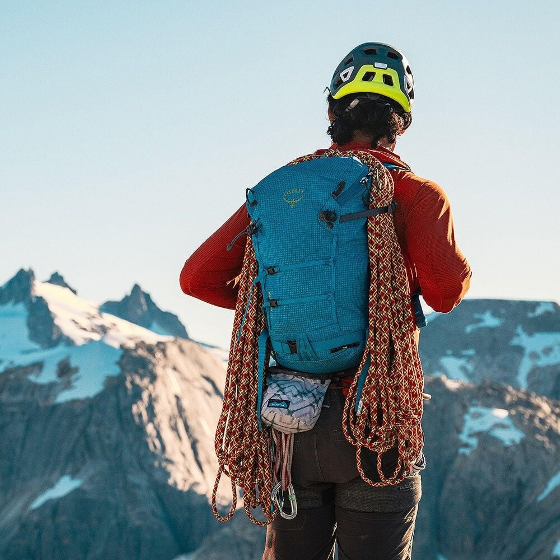 OSPREY Mutant 22 Zaino da alpinismo e arrampicata in Nylon riciclato 210D ad alta tenacità con rivestimento DWR. Leggero, 650g, schienale antineve, sistema ToolLock doppio per piccozze, cinturone rimovibile e porta corda interno per missioni veloci di un giorno.