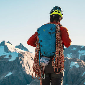 OSPREY Mutant 22 Zaino da alpinismo e arrampicata in Nylon riciclato 210D ad alta tenacità con rivestimento DWR. Leggero, 650g, schienale antineve, sistema ToolLock doppio per piccozze, cinturone rimovibile e porta corda interno per missioni veloci di un giorno.