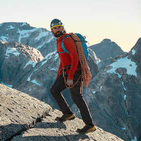 OSPREY Mutant 22 Zaino da alpinismo e arrampicata in Nylon riciclato 210D ad alta tenacità con rivestimento DWR. Leggero, 650g, schienale antineve, sistema ToolLock doppio per piccozze, cinturone rimovibile e porta corda interno per missioni veloci di un giorno.