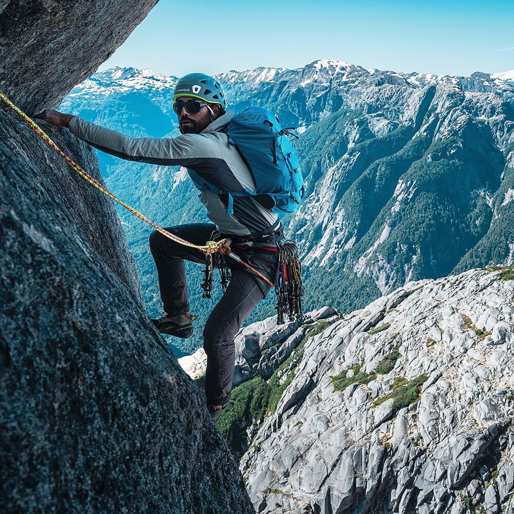 OSPREY Mutant 22 Zaino da alpinismo e arrampicata in Nylon riciclato 210D ad alta tenacità con rivestimento DWR. Leggero, 650g, schienale antineve, sistema ToolLock doppio per piccozze, cinturone rimovibile e porta corda interno per missioni veloci di un giorno.