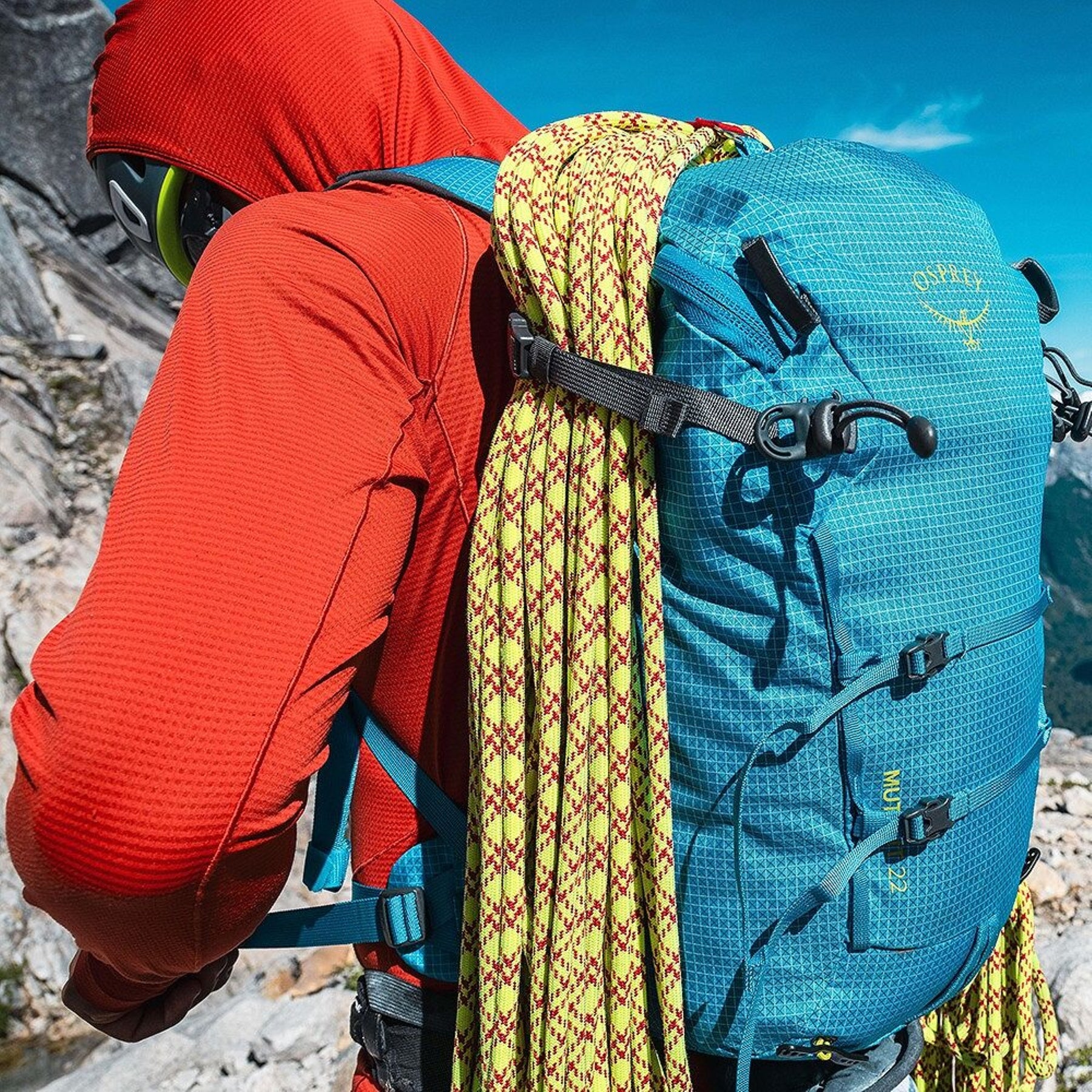 OSPREY Mutant 22 Zaino da alpinismo e arrampicata in Nylon riciclato 210D ad alta tenacità con rivestimento DWR. Leggero, 650g, schienale antineve, sistema ToolLock doppio per piccozze, cinturone rimovibile e porta corda interno per missioni veloci di un giorno.