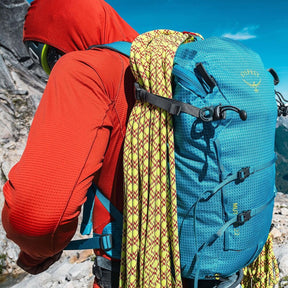 OSPREY Mutant 22 Zaino da alpinismo e arrampicata in Nylon riciclato 210D ad alta tenacità con rivestimento DWR. Leggero, 650g, schienale antineve, sistema ToolLock doppio per piccozze, cinturone rimovibile e porta corda interno per missioni veloci di un giorno.