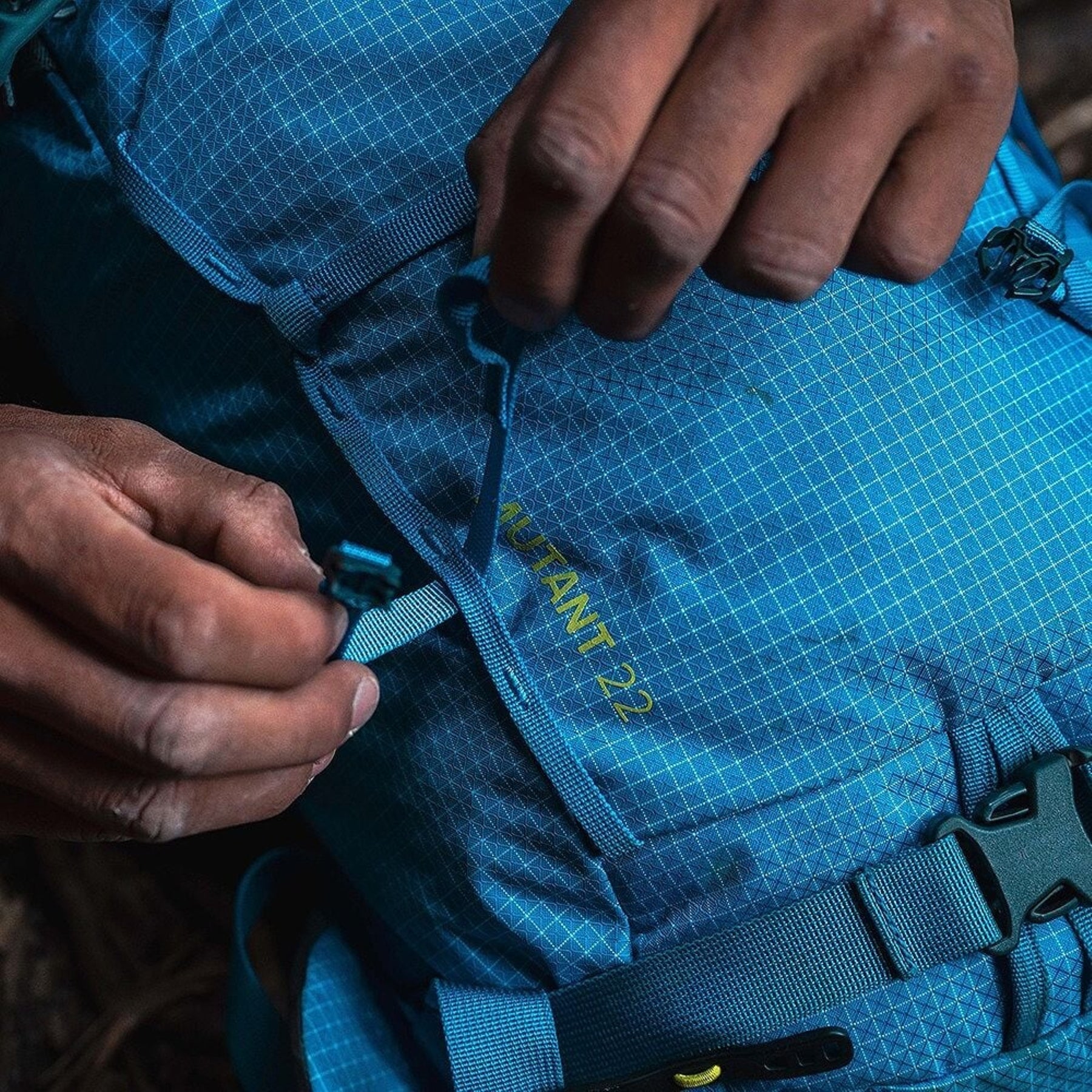 OSPREY Mutant 22 Zaino da alpinismo e arrampicata in Nylon riciclato 210D ad alta tenacità con rivestimento DWR. Leggero, 650g, schienale antineve, sistema ToolLock doppio per piccozze, cinturone rimovibile e porta corda interno per missioni veloci di un giorno.