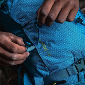 OSPREY Mutant 22 Zaino da alpinismo e arrampicata in Nylon riciclato 210D ad alta tenacità con rivestimento DWR. Leggero, 650g, schienale antineve, sistema ToolLock doppio per piccozze, cinturone rimovibile e porta corda interno per missioni veloci di un giorno.