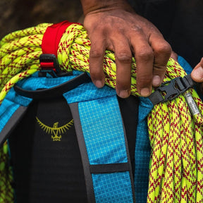 OSPREY Mutant 22 Zaino da alpinismo e arrampicata in Nylon riciclato 210D ad alta tenacità con rivestimento DWR. Leggero, 650g, schienale antineve, sistema ToolLock doppio per piccozze, cinturone rimovibile e porta corda interno per missioni veloci di un giorno.