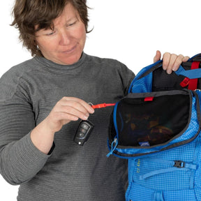 OSPREY Mutant 22 Zaino da alpinismo e arrampicata in Nylon riciclato 210D ad alta tenacità con rivestimento DWR. Leggero, 650g, schienale antineve, sistema ToolLock doppio per piccozze, cinturone rimovibile e porta corda interno per missioni veloci di un giorno.