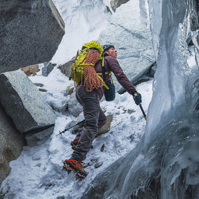 Osprey Mutant 38: Zaino da alpinismo tecnico da 38 litri. Caratterizzato dal sistema Dual ToolLock per piccozze, pannello posteriore antineve e fibbie progettate per l'uso con i guanti. Struttura leggera e snodata ottimizzata per scalate su ghiaccio e roccia, con compressione laterale e punti di aggancio per attrezzatura.
