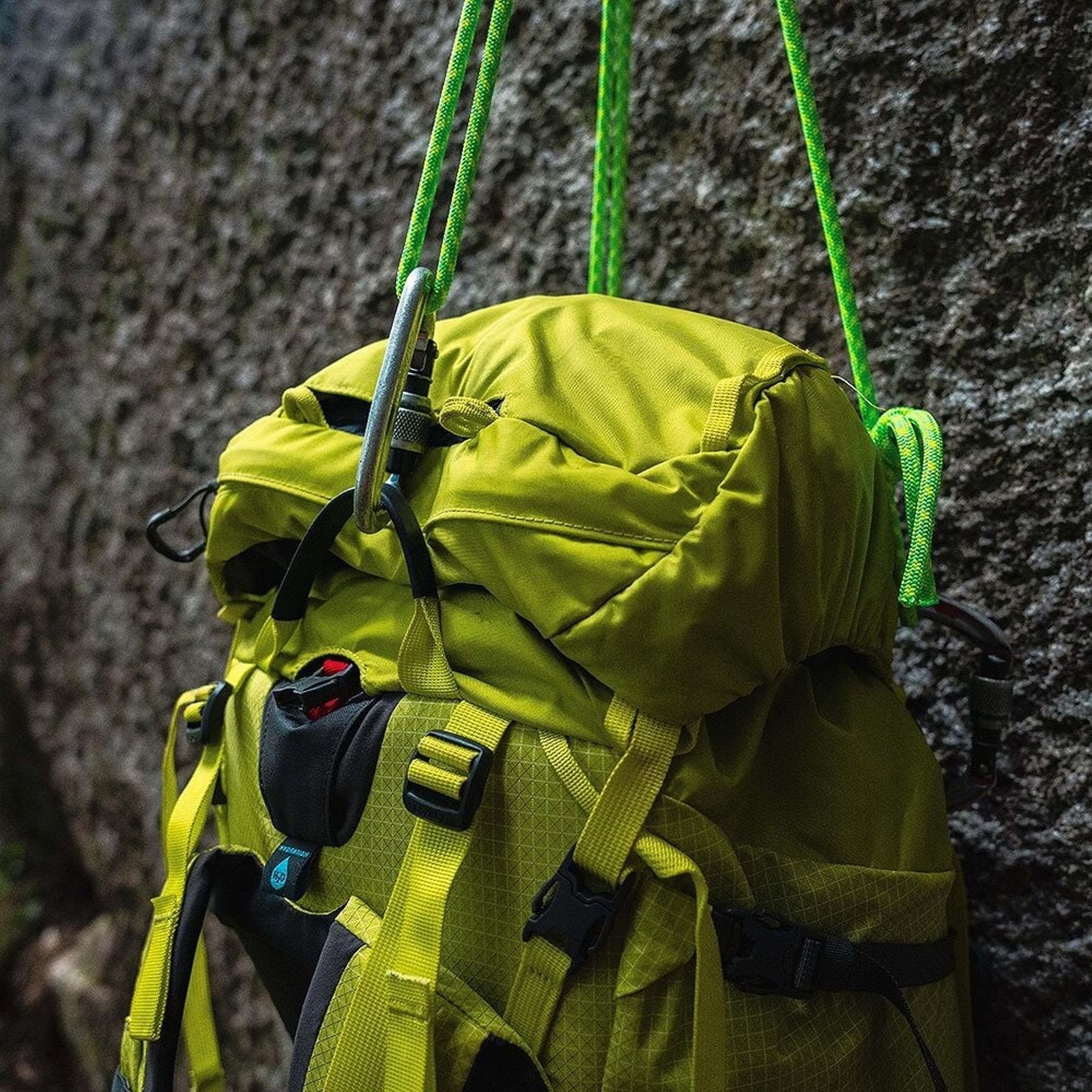 Osprey Mutant 38: Zaino da alpinismo tecnico da 38 litri. Caratterizzato dal sistema Dual ToolLock per piccozze, pannello posteriore antineve e fibbie progettate per l'uso con i guanti. Struttura leggera e snodata ottimizzata per scalate su ghiaccio e roccia, con compressione laterale e punti di aggancio per attrezzatura.