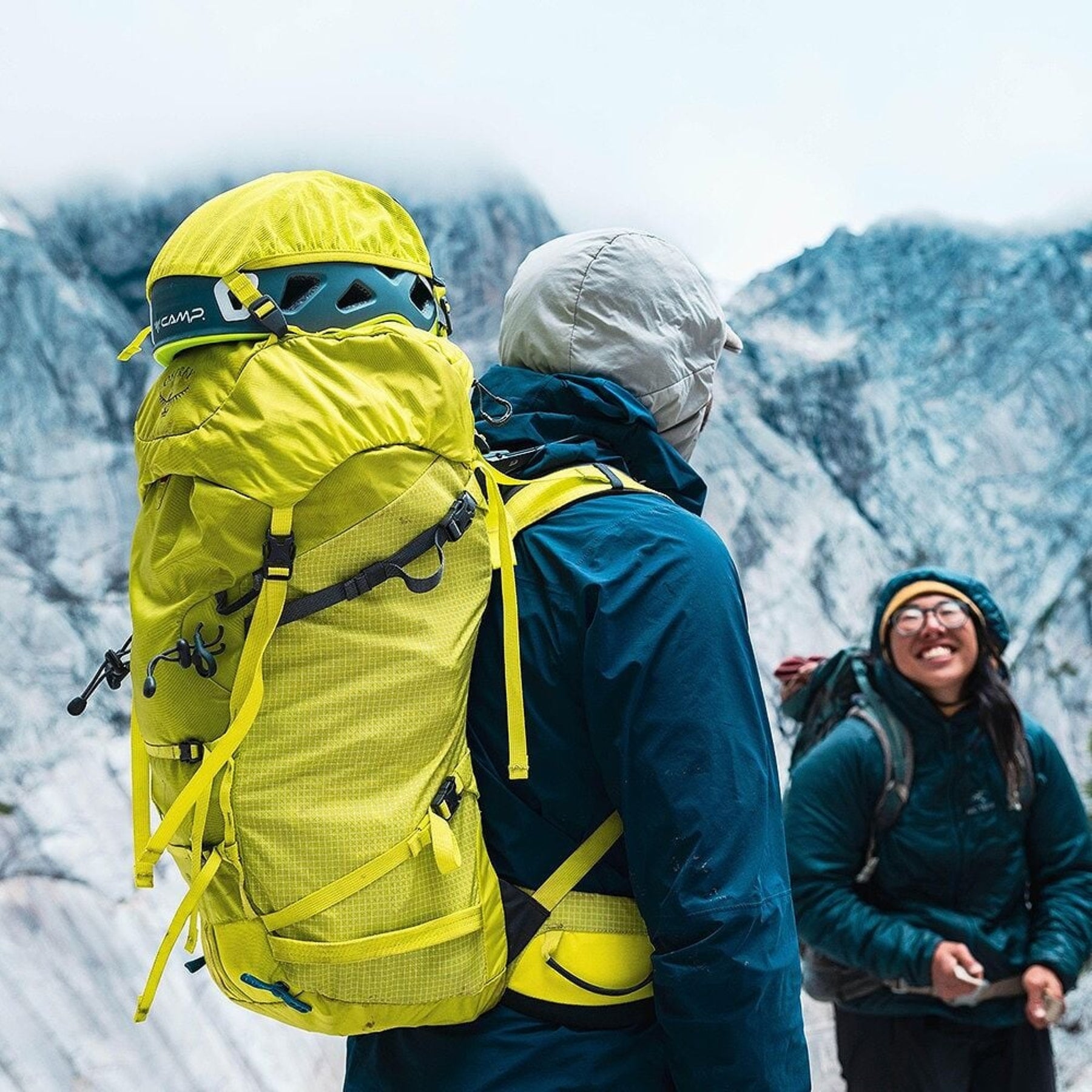 Osprey Mutant 38: Zaino da alpinismo tecnico da 38 litri. Caratterizzato dal sistema Dual ToolLock per piccozze, pannello posteriore antineve e fibbie progettate per l'uso con i guanti. Struttura leggera e snodata ottimizzata per scalate su ghiaccio e roccia, con compressione laterale e punti di aggancio per attrezzatura.