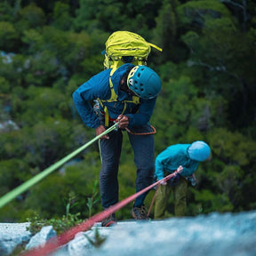 Osprey Mutant 38: Zaino da alpinismo tecnico da 38 litri. Caratterizzato dal sistema Dual ToolLock per piccozze, pannello posteriore antineve e fibbie progettate per l'uso con i guanti. Struttura leggera e snodata ottimizzata per scalate su ghiaccio e roccia, con compressione laterale e punti di aggancio per attrezzatura.