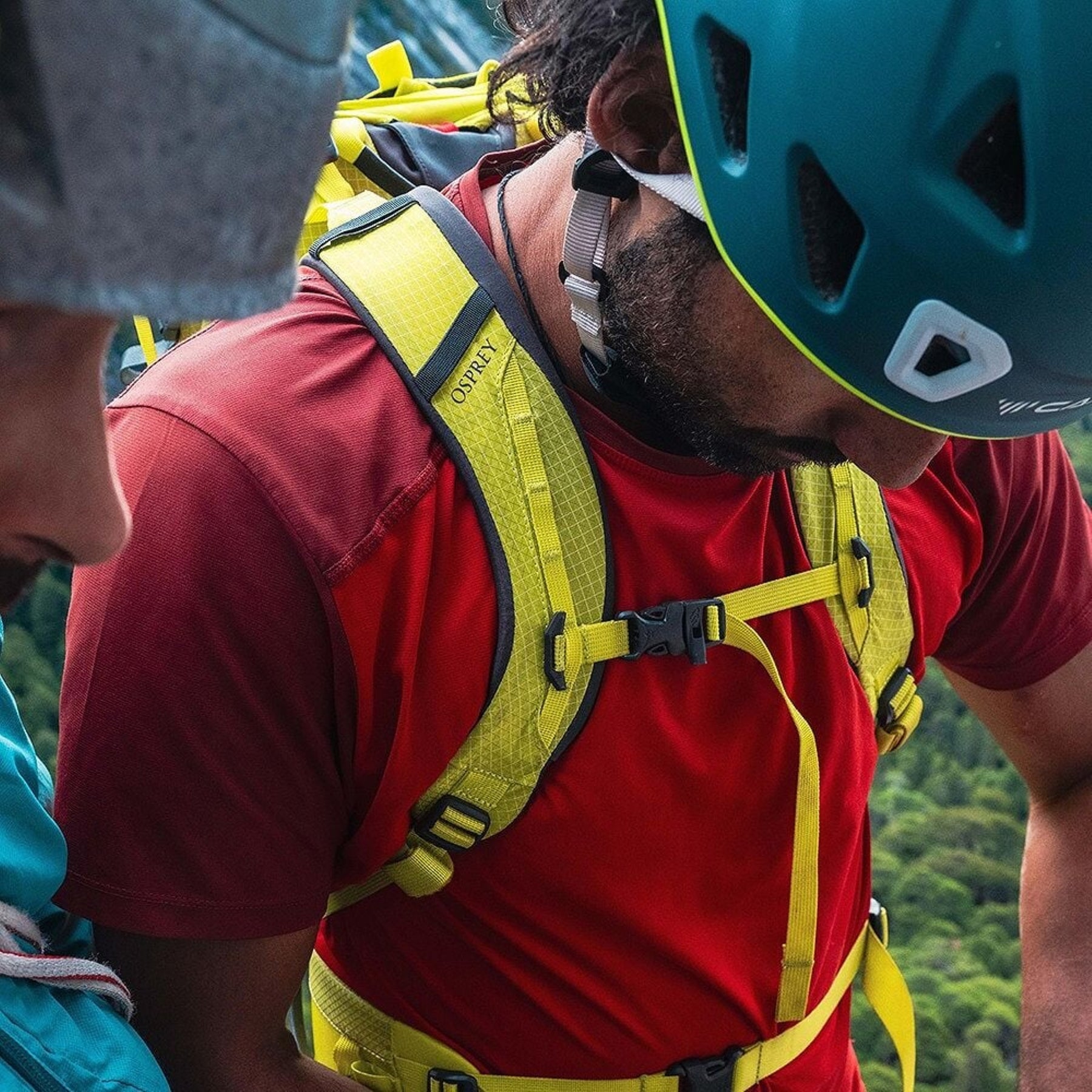 Osprey Mutant 38: Zaino da alpinismo tecnico da 38 litri. Caratterizzato dal sistema Dual ToolLock per piccozze, pannello posteriore antineve e fibbie progettate per l'uso con i guanti. Struttura leggera e snodata ottimizzata per scalate su ghiaccio e roccia, con compressione laterale e punti di aggancio per attrezzatura.