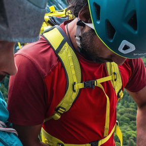 Osprey Mutant 38: Zaino da alpinismo tecnico da 38 litri. Caratterizzato dal sistema Dual ToolLock per piccozze, pannello posteriore antineve e fibbie progettate per l'uso con i guanti. Struttura leggera e snodata ottimizzata per scalate su ghiaccio e roccia, con compressione laterale e punti di aggancio per attrezzatura.