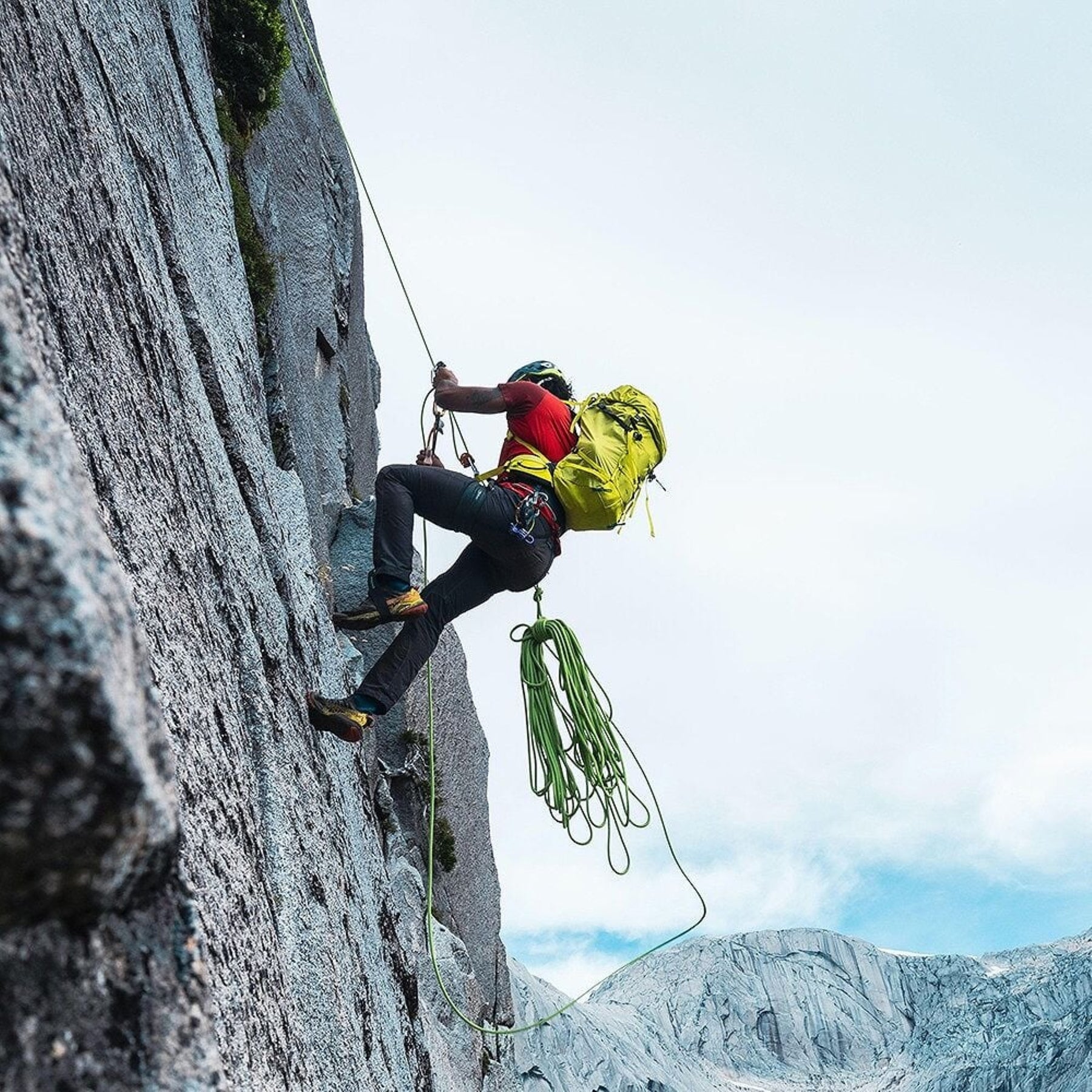 Osprey Mutant 38: Zaino da alpinismo tecnico da 38 litri. Caratterizzato dal sistema Dual ToolLock per piccozze, pannello posteriore antineve e fibbie progettate per l'uso con i guanti. Struttura leggera e snodata ottimizzata per scalate su ghiaccio e roccia, con compressione laterale e punti di aggancio per attrezzatura.