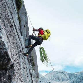 Osprey Mutant 38: Zaino da alpinismo tecnico da 38 litri. Caratterizzato dal sistema Dual ToolLock per piccozze, pannello posteriore antineve e fibbie progettate per l'uso con i guanti. Struttura leggera e snodata ottimizzata per scalate su ghiaccio e roccia, con compressione laterale e punti di aggancio per attrezzatura.