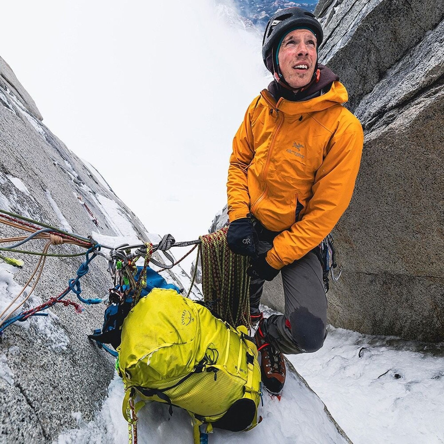 Osprey Mutant 38: Zaino da alpinismo tecnico da 38 litri. Caratterizzato dal sistema Dual ToolLock per piccozze, pannello posteriore antineve e fibbie progettate per l'uso con i guanti. Struttura leggera e snodata ottimizzata per scalate su ghiaccio e roccia, con compressione laterale e punti di aggancio per attrezzatura.