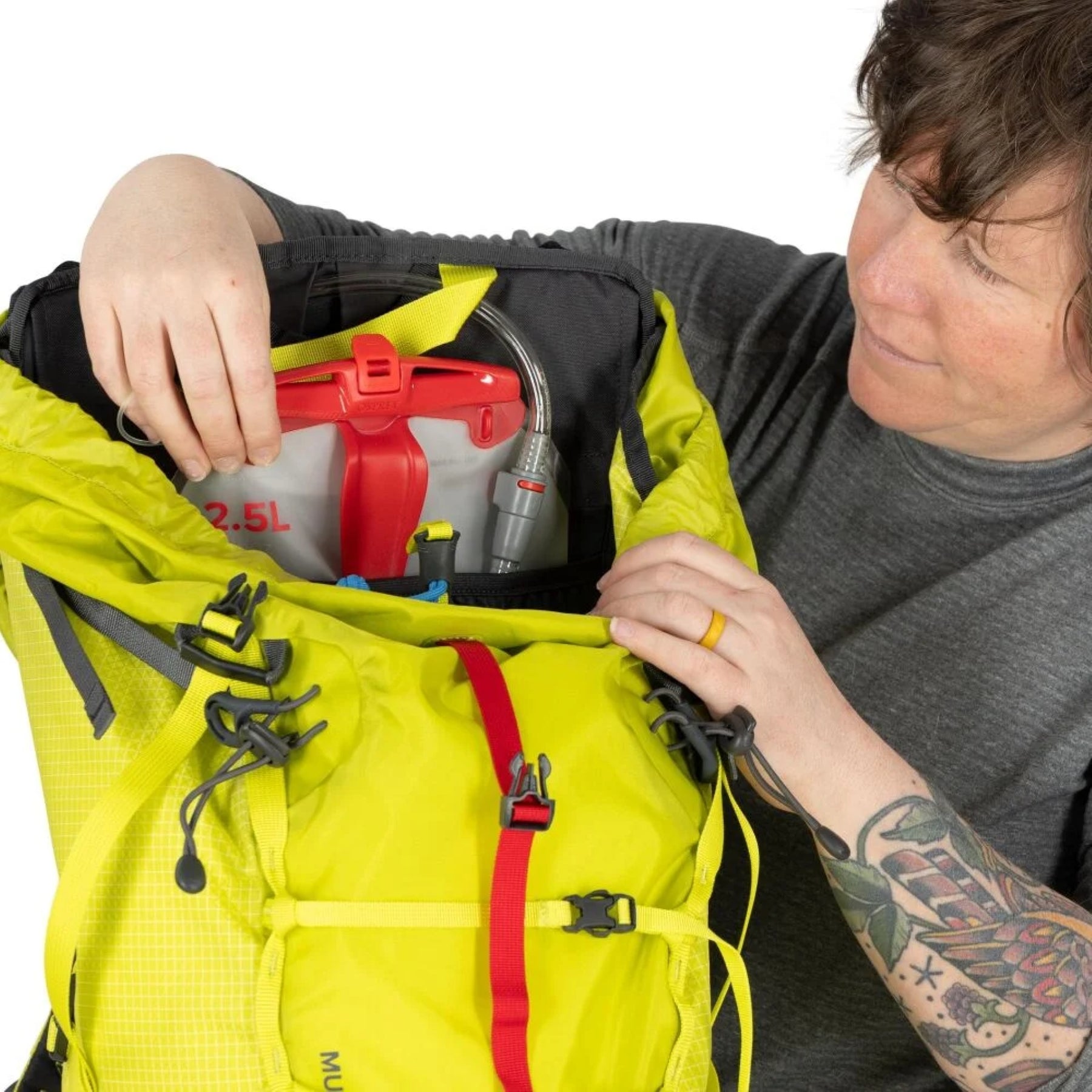 Osprey Mutant 38: Zaino da alpinismo tecnico da 38 litri. Caratterizzato dal sistema Dual ToolLock per piccozze, pannello posteriore antineve e fibbie progettate per l'uso con i guanti. Struttura leggera e snodata ottimizzata per scalate su ghiaccio e roccia, con compressione laterale e punti di aggancio per attrezzatura.