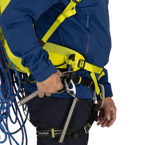 Osprey Mutant 38: Zaino da alpinismo tecnico da 38 litri. Caratterizzato dal sistema Dual ToolLock per piccozze, pannello posteriore antineve e fibbie progettate per l'uso con i guanti. Struttura leggera e snodata ottimizzata per scalate su ghiaccio e roccia, con compressione laterale e punti di aggancio per attrezzatura.