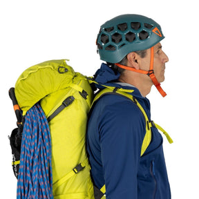 Osprey Mutant 38: Zaino da alpinismo tecnico da 38 litri. Caratterizzato dal sistema Dual ToolLock per piccozze, pannello posteriore antineve e fibbie progettate per l'uso con i guanti. Struttura leggera e snodata ottimizzata per scalate su ghiaccio e roccia, con compressione laterale e punti di aggancio per attrezzatura.